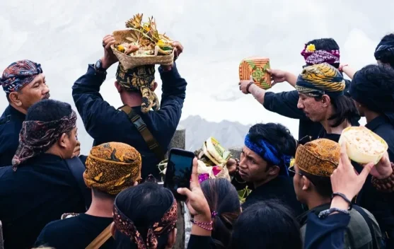 Prosesi Ngertakeun Bumi Lamba di Gunung Tangkuban Perahu saat ritual penyucian