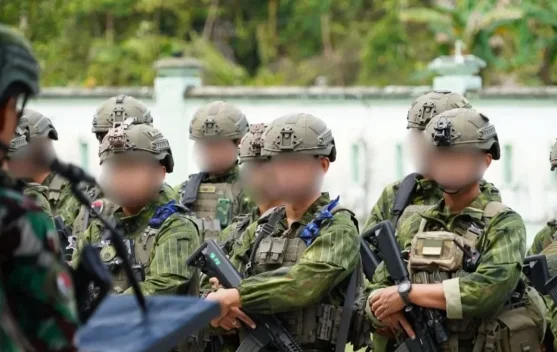 Personel TNI memeriksa kesiapan alutsista untuk evakuasi di Papua