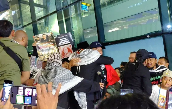 Sembilan WNI relawan Global Sumud Flotilla tiba di Bandara Soekarno-Hatta disambut Menlu