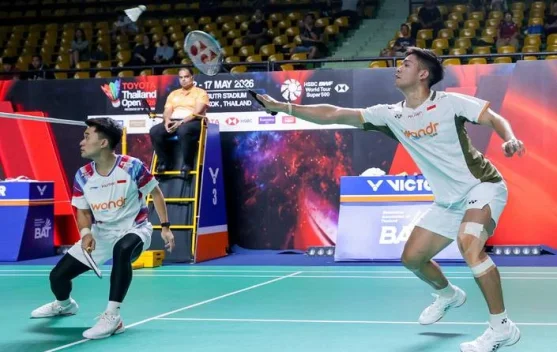 Leo Rolly Carnando dan Daniel Marthin merayakan kemenangan di Nimibutr Stadium