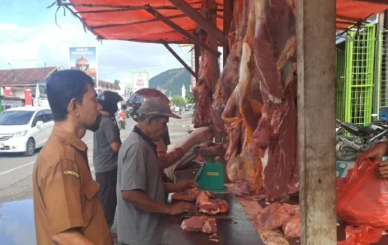 Warga Aceh memasak daging bersama dalam tradisi Meugang sebelum Iduladha