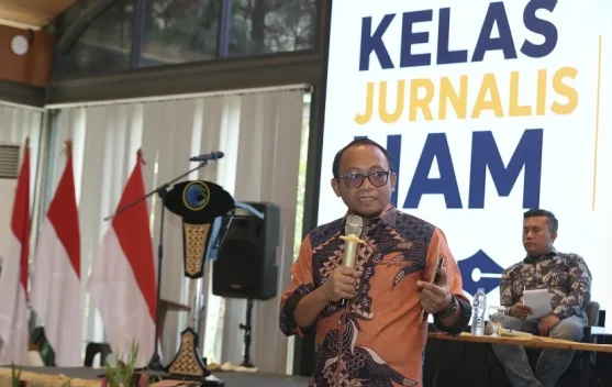 Jurnalis melakukan peliputan di lapangan untuk isu hak asasi manusia