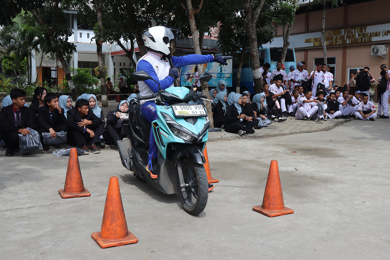 Sesi Safety Riding di SMK Negeri 5 Kabupaten Tangerang untuk siswa TSM