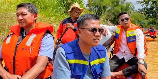 Wali Kota Langsa meninjau aliran DAS Krueng Langsa dengan perahu BPBD