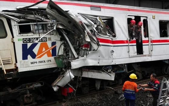 Ilustrasi kecelakaan kereta dan pusat kendali perkeretaapian