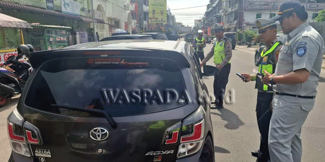 Petugas Satlantas Polres Siantar melakukan razia pajak kendaraan di Jalan Merdeka