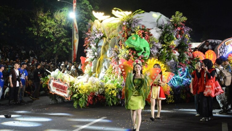 Parade Surabaya Vaganza malam dengan kendaraan hias dan kembang api di pusat kota Surabaya