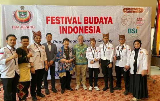 Pentas seni dan pameran songket Minangkabau di festival Tokyo