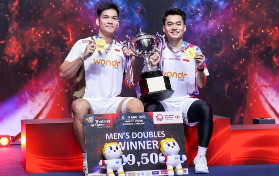 Leo Rolly Carnando dan Daniel Marthin merayakan gelar juara Thailand Open 2026