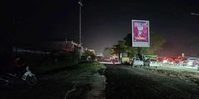 Ilustrasi jaringan listrik dan petugas PLN memeriksa gardu listrik