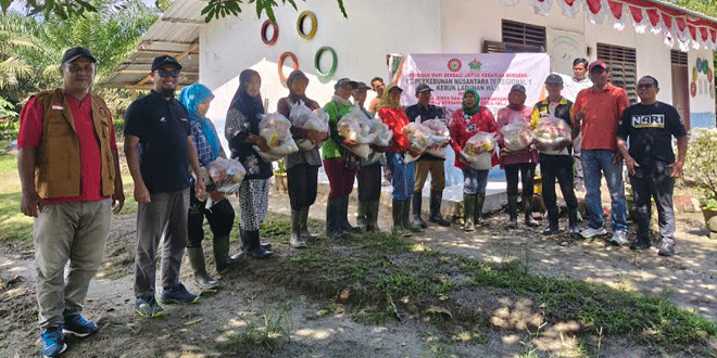 APK Aefri Tanto bersama pengurus SP-BUN menyalurkan paket sembako bagi warga lingkar kebun