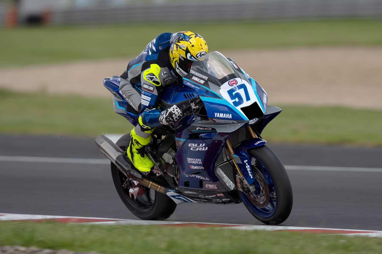 Aldi Satya Mahendra bersiap di paddock menjelang lomba di Aragon