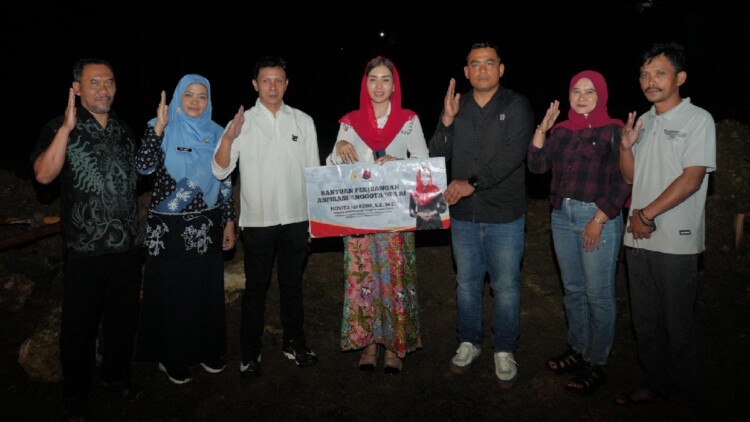 Pembangunan gapura Lapangan Budaya Dongko di Desa Dongko, Trenggalek