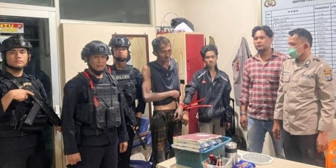 Personel Brimob patroli malam di kawasan perkotaan