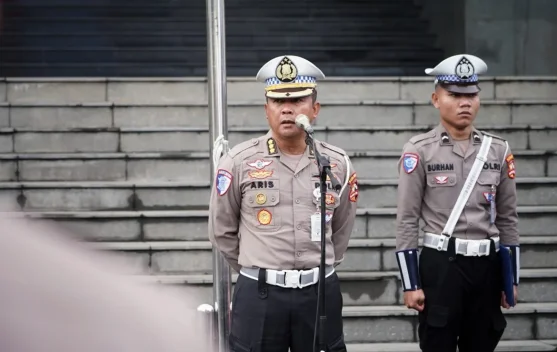 Petugas lalu lintas dan kamera ETLE saat apel persiapan Operasi Patuh 2026