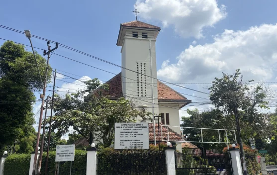 Jemaat berkumpul di Gereja Santo Antonius Padua Kotabaru saat Misa Kenaikan