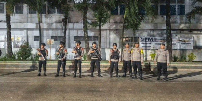 Personel Brimob melakukan patroli malam di ruas jalan kota Medan untuk menekan kriminalitas