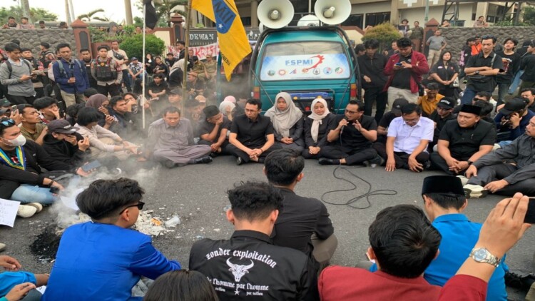 Wakil Ketua DPRD Jember Widarto menerima aspirasi mahasiswa di depan Gedung DPRD