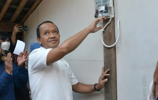 Menteri ESDM Bahlil Lahadalia meninjau penyalaan listrik baru di Jawa Tengah