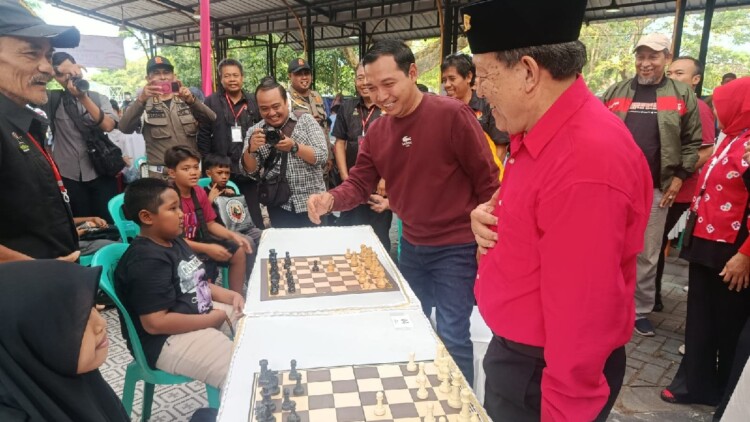 Suasana Open Turnamen Catur di Pujasera Stadion Wilis, Madiun, dengan peserta dan pelaku UMKM