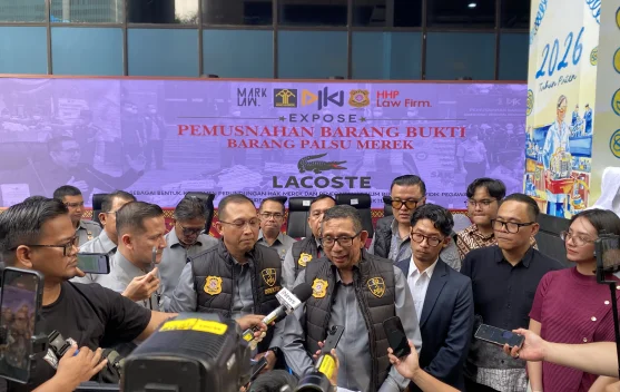 Pemusnahan ratusan barang bukti merek Lacoste ilegal oleh DJKI Kemenkumham di Jakarta