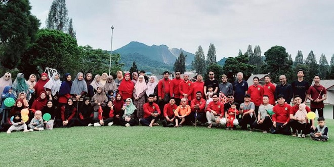 Dewan guru MA Muallimin UNIVA Medan saat rihlah di Berastagi Cottage