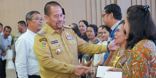 Bupati Batubara menyerahkan insentif kepada guru Sekolah Minggu di aula kantor bupati