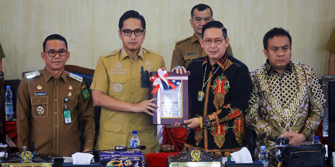 Wali Kota Medan Rico Waas memberi keterangan dalam rapat paripurna DPRD Kota Medan