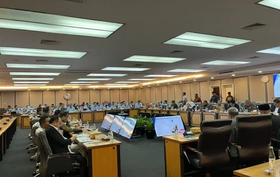 Kepala Staf Kepresidenan Dudung Abdurachman memberi keterangan di Komplek Parlemen Senayan