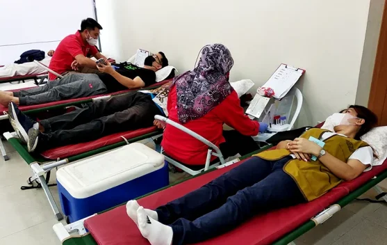 Relawan mendonorkan darah dalam kegiatan donor darah, ilustrasi solidaritas dan kebersamaan medis