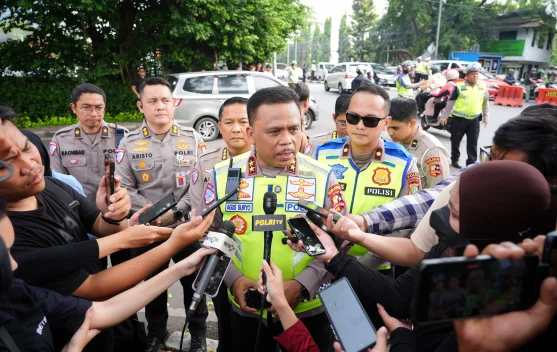 Petugas polisi lalu lintas mengedukasi pengguna jalan selama operasi