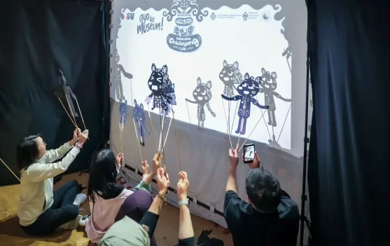 Pengunjung mengamati koleksi museum di Jakarta selama perayaan HUT