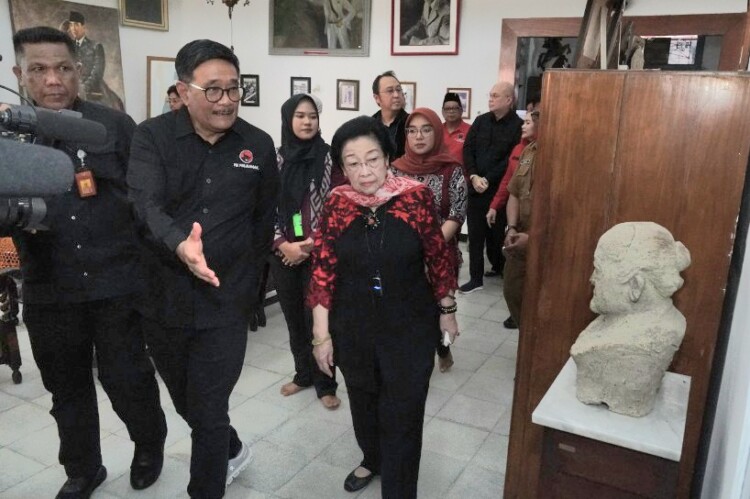 Fasad dan taman Istana Gebang setelah renovasi di Kota Blitar