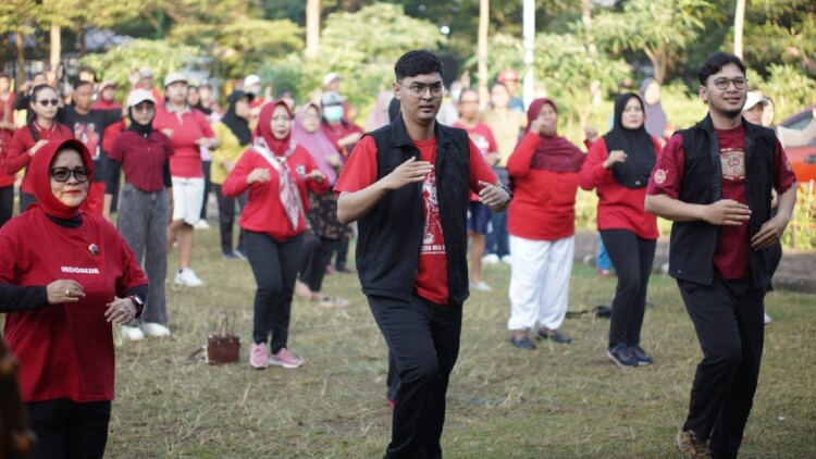 Kader dan warga berkumpul di Taman Kleco saat peringatan Bulan Bung Karno di Kota Kediri