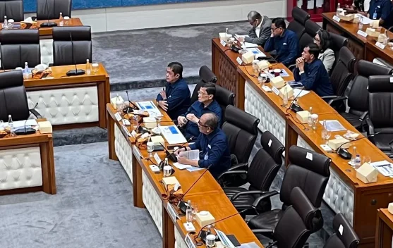 Ruang rapat dan presentasi data realisasi anggaran LPP RRI di gedung parlemen