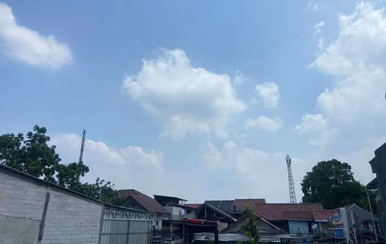Peta prakiraan cuaca BMKG untuk Indonesia dengan simbol awan dan hujan