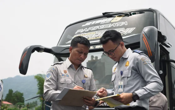 Petugas melakukan rampcheck bus di terminal untuk memastikan laik jalan selama libur sekolah 2026