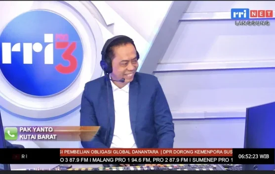 Peserta magang melakukan praktik kerja di lokasi industri selama Program Magang Nasional
