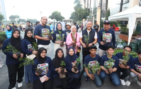 Menko Pangan bersama peserta acara Breakfast Jakarta Bersih di halaman Kantor Kemendikdasmen