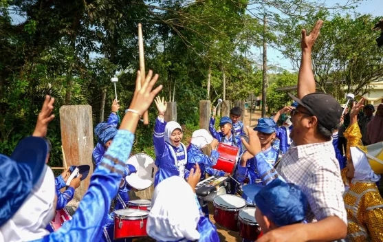 Siswa SDN Tegalega memainkan drumben dari barang bekas