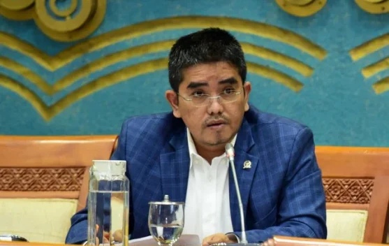 Polisi menyita mesin permainan saat penggerebekan arena judi berkedok permainan anak