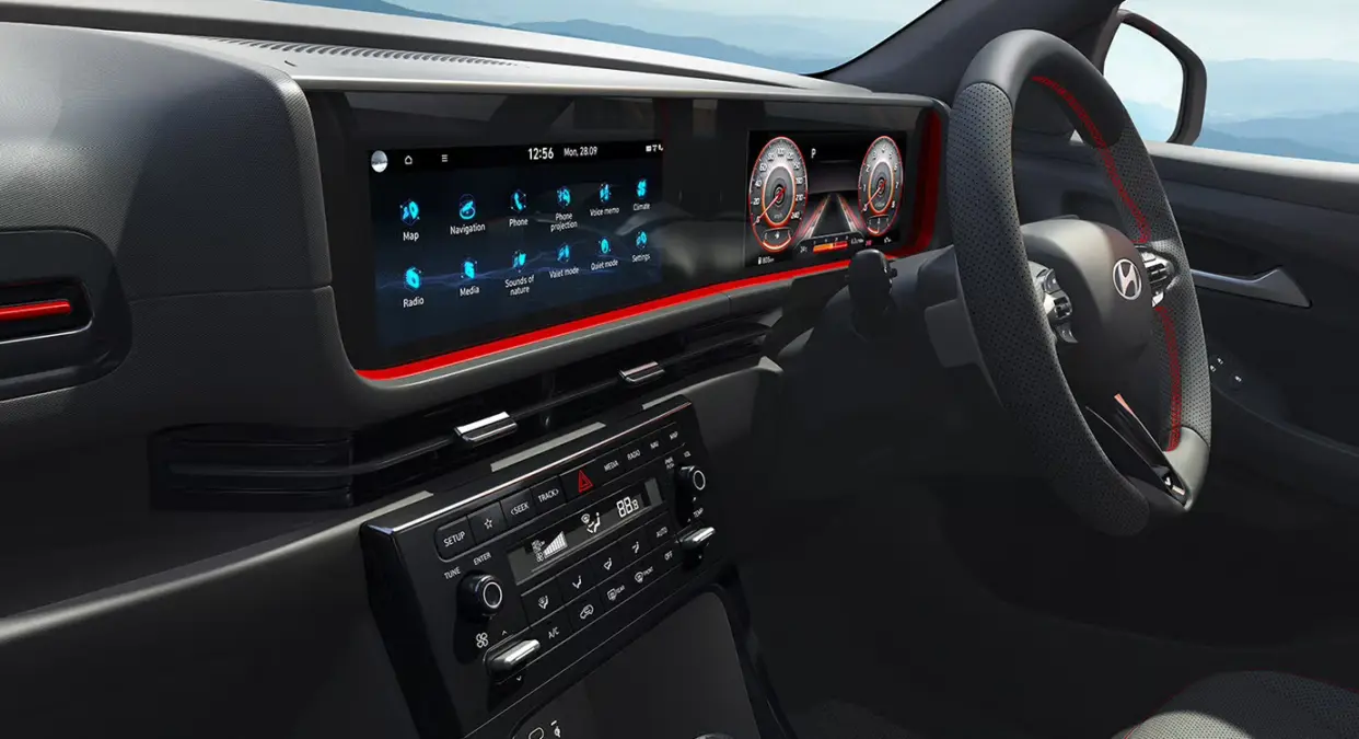 Hyundai New CRETA menampilkan Panoramic Sunroof dan kabin premium di lingkungan perkotaan