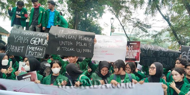 Mahasiswa berunjuk rasa di depan Gedung DPRD Sumut menuntut jawaban soal BBM dan MBG