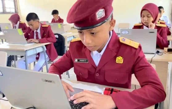 Taruna Akmil mendampingi siswa di asrama Sekolah Rakyat
