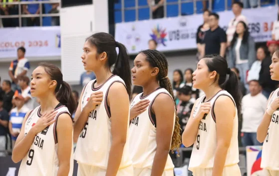 Timnas basket putri U18 Indonesia saat pemanasan menjelang pertandingan