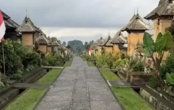 Perayaan Galungan dengan penjor dan upacara adat di Bali