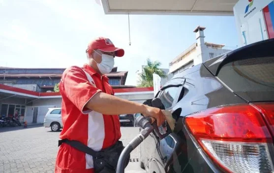 Ilustrasi spbu Pertamina dan pompa bensin Pertamax di stasiun pengisian bahan bakar