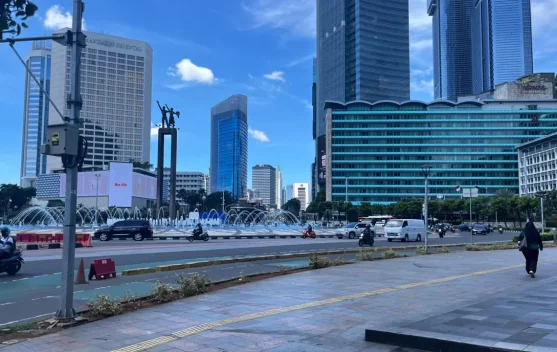 Personel polisi mengatur lalu lintas saat aksi di Jakarta