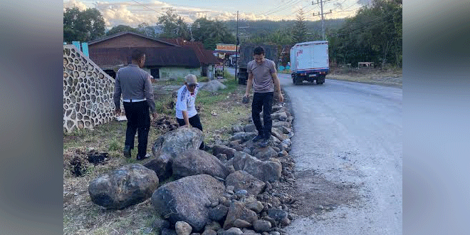 Polisi dan warga menambal lubang di bahu Jalan Raja Inal Siregar, Padangsidimpuan