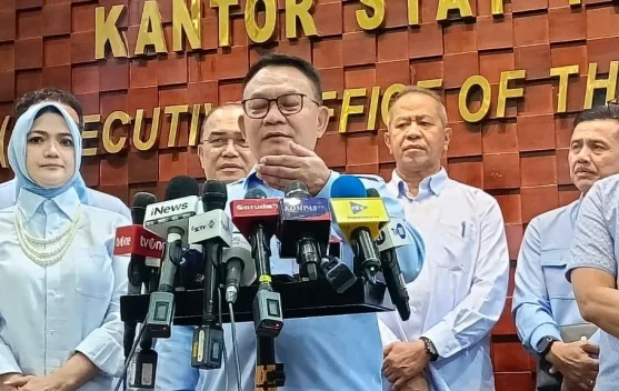KSP Dudung Abdurachman memberi keterangan pers di Istana Jakarta